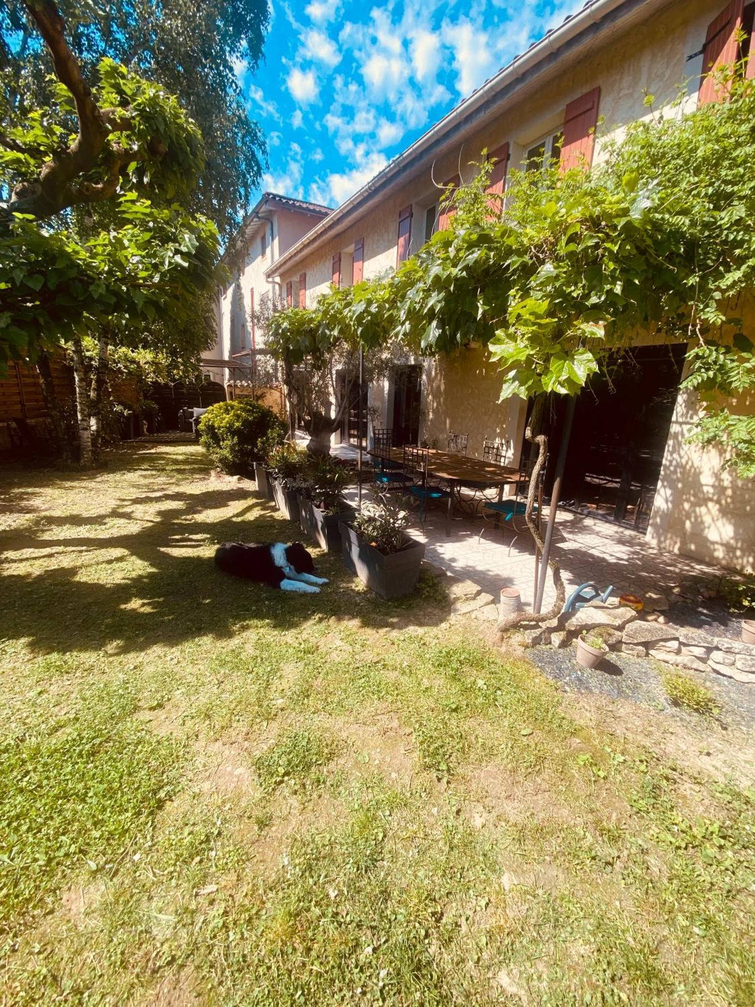 Une Ferme En Ville Bron Exterior foto
